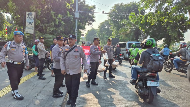 Sarapan Gratis dari Polsek Kalideres: Wujud Kepedulian di Jumat Berkah