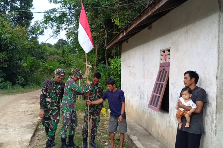 Anggota Satgas TMMD 121 Kodim Landak Bagikan Bendera Merah Putih Menyambut HUT RI ke-79