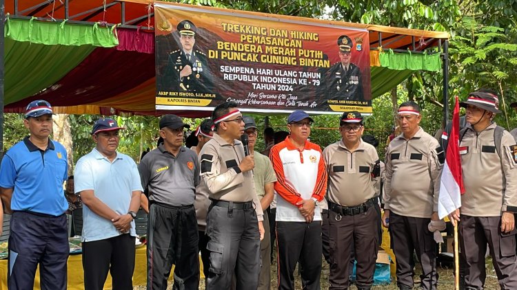 Bendera Merah Putih Dikibarkan di Puncak Gunung Bintan