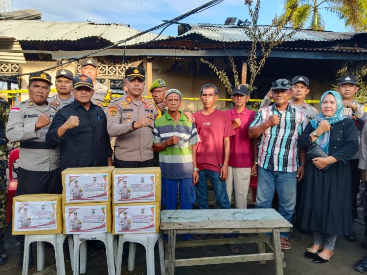 Kapolsek Bintan Timur Salurkan Bantuan Sosial Dari Kapolda Kepri kepada Korban Kebakaran