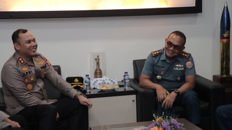 Kapolres Lingga Kunjungi Lanal Dabo Singkep Demi Perkuat Sinergitas TNI - Polri