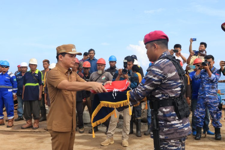 Kapolres Bintan Ikuti Upacara Pengibaran Bendera Merah Putih di Perairan Perbatasan