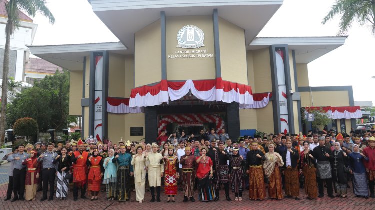 Semarak Hari Kemerdekaan ke-79, Pegawai Imigrasi Batam Tampil dengan Pakaian Adat Nusantara