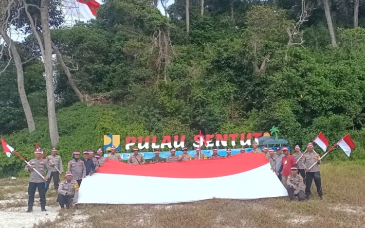 Polisi Kibarkan Bendara Merah Putih di Pulau Terluar Wilayah Kabupaten Bintan