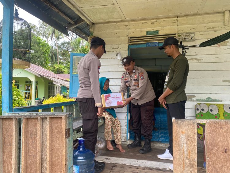 Polsek Daik Lingga Salurkan Bantuan Sosial dari Kapolres Lingga Kepada Masyarakat