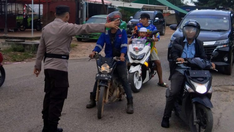 Personil Polsek Sungai Beduk Polresta Barelang Laksanakan Strong Point Pagi antisipasi kemacetan pada pagi hari