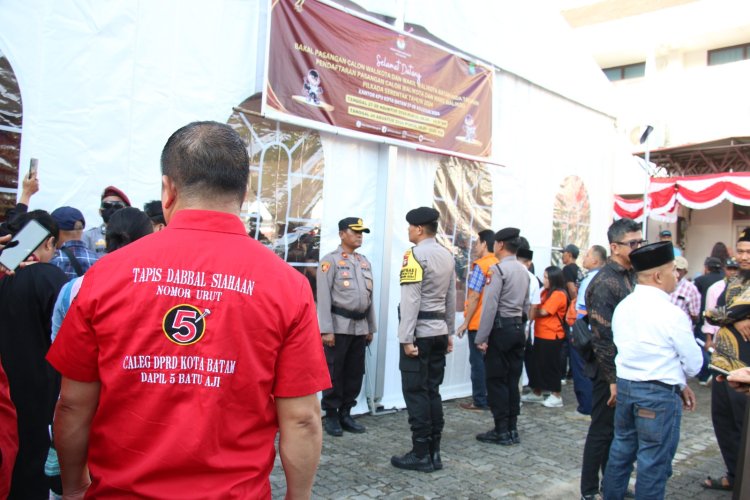 Polresta Barelang Lakukan Pengamanan Hari Terakhir Pendaftaran Calon Walikota dan Calon Wakil Walikota di Kantor KPU Kota Batam