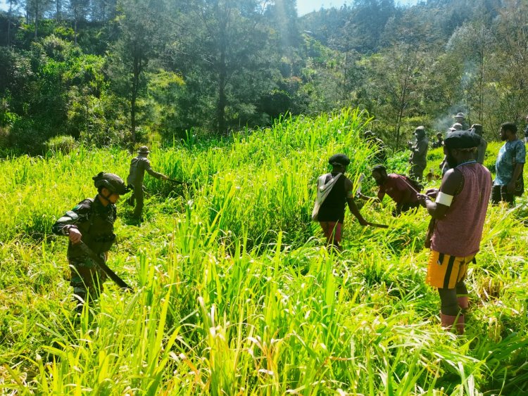 Masyarakat Sukacita Kerja Bakti Inisiatif Habema Membersihkan Area Bandara Beoga