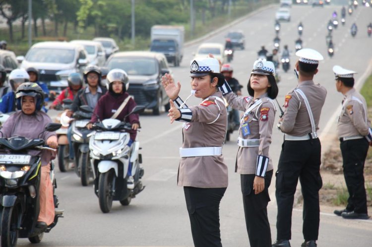 Peringati Hari Jadi Polwan Ke-76, Polwan Polresta Barelang Gelar Gatur Lalu Lintas dan Patroli Dialogis