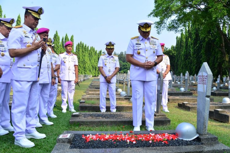 Jelang HUT Ke-79 TNI AL, Kasal Pimpin Ziarah Ke Tamam Makam Pahlawan Nasional