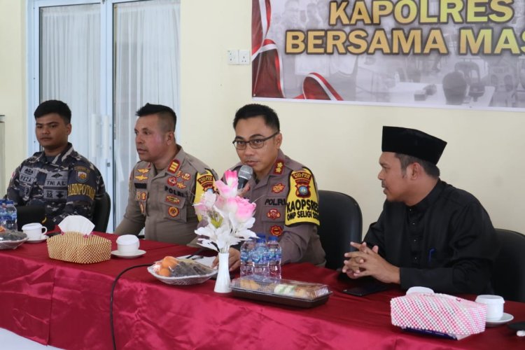 Kapolres Bintan Dengarkan Langsung Permintaan Masyarakat Kelurahan Sei Lekop Kijang, Dalam Jumat Curhat, Ini Permintaan Masyarakat