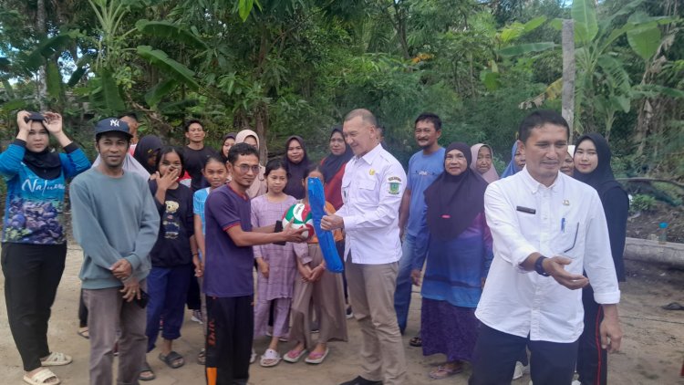 Wakil Bupati Natuna Serahkan Bantuan Olahraga ke Warga RT Sejuba, Sampaikan Pesan Penting untuk Masyarakat