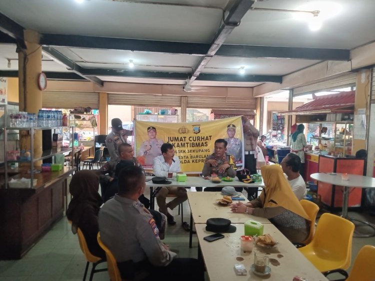 Kegiatan Jumat Curhat Katibmas Kapolsek Sekupang di Pasar Tiban Center