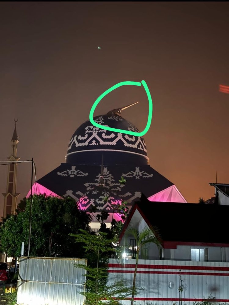 Hujan Deras dan Angin Kencang Rusak Tiang Kubah Masjid Agung Raja Hamidah Batam