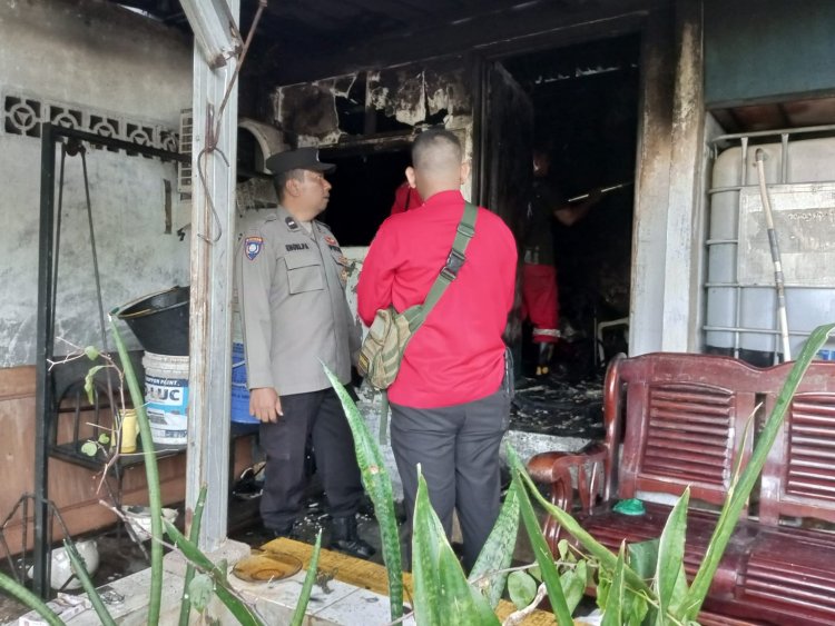 Polsek Sekupang Bersama Warga Sigap Evakuasi Kebakaran di Kampung Bukit Tanjung Riau Sekupang