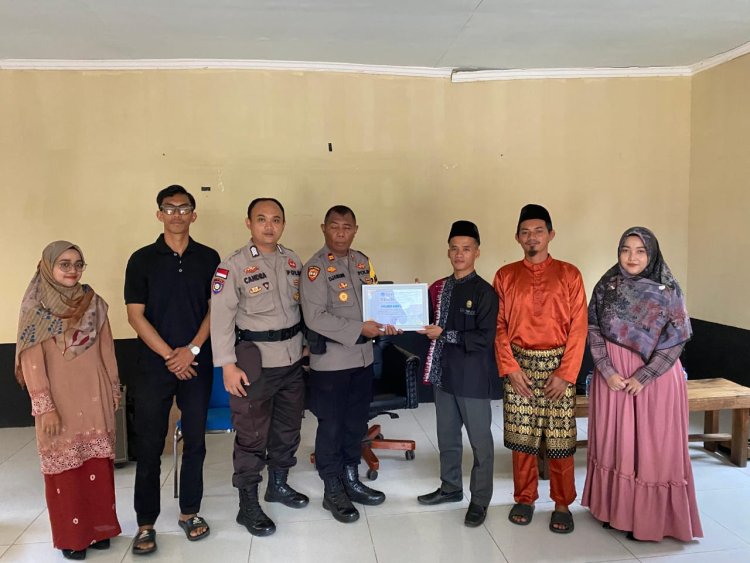 Program Polisi Sahabat Anak: Polsek Daik Lingga dan SDIT Almadani Gelar Kunjungan Edukatif