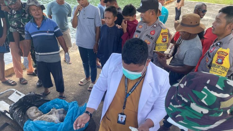 Polsek Tambelan Bantu Mayarakat Evakuasi Penemuan Mayat di Pinggir Pantai Pulau Sedua Besar Tambelan