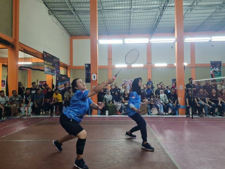 Tim Ganda Putri Lanud RSA Natuna Juara Open Turnamen Badminton HUT ke-79 TNI