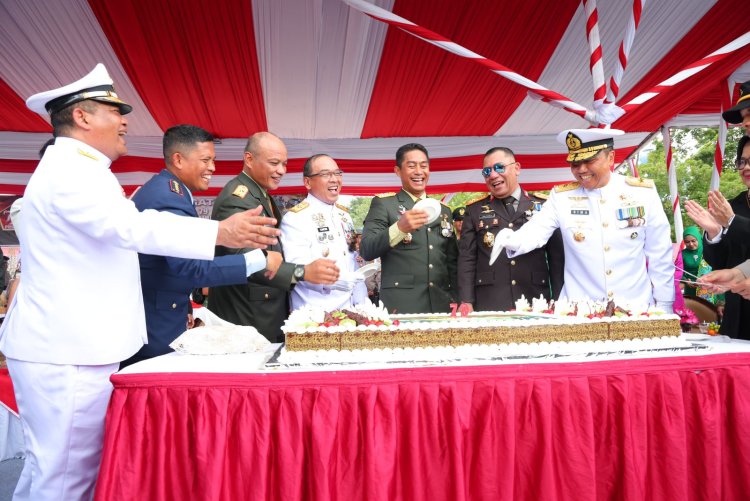 IRJEN POL YAN FITRI HALIMANSYAH KAPOLDA KEPRI HADIRI UPACARA PERINGATAN HUT TNI KE-79 DI BATAM