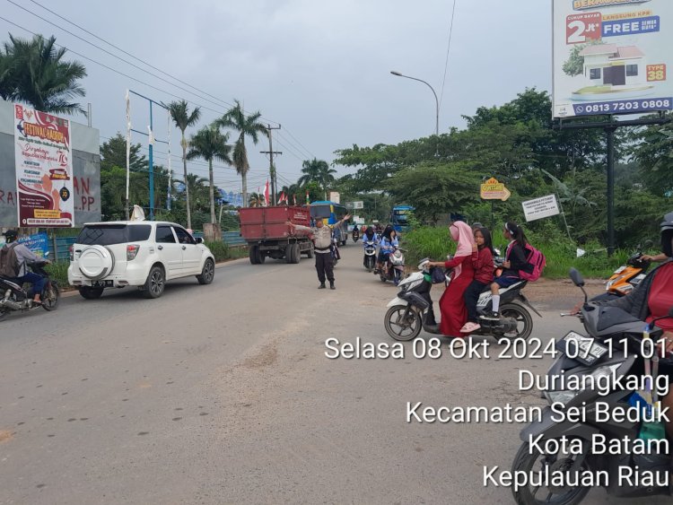 Personil Polsek Sungai Beduk Polresta Barelang Laksanakan Strong Point Pagi antisipasi kemacetan pada pagi hari