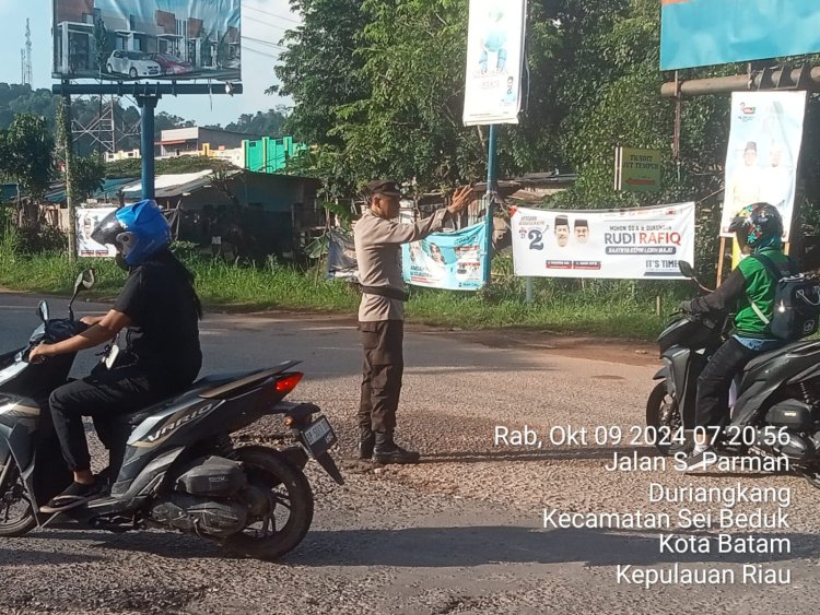 Personil Polsek Sungai Beduk Polresta Barelang Laksanakan Strong Point Pagi antisipasi kemacetan pada pagi hari