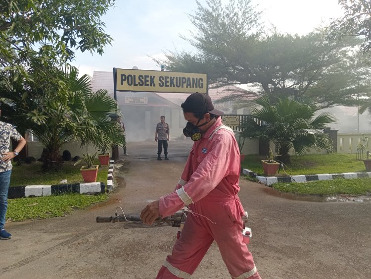 Polsek Sekupang Laksanakan Aksi Cepat Fogging Mengantisipasi Ancaman DBD