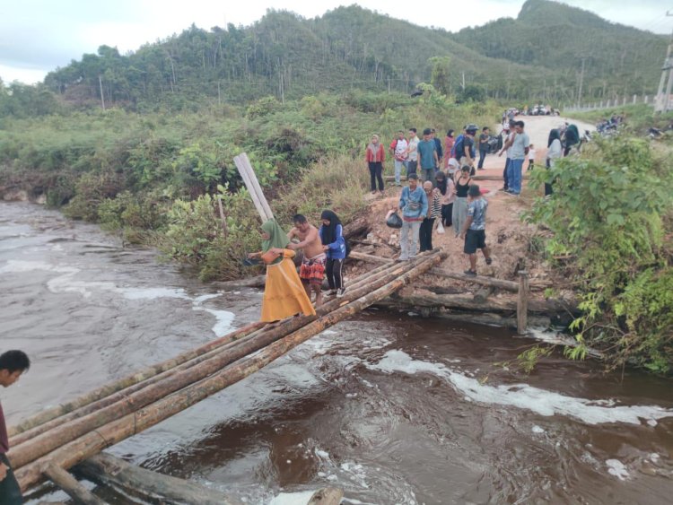 Jembatan Penghubung Ranai ke Desa Pian Tengah Rusak Diterjang Banjir untuk Kedua Kalinya