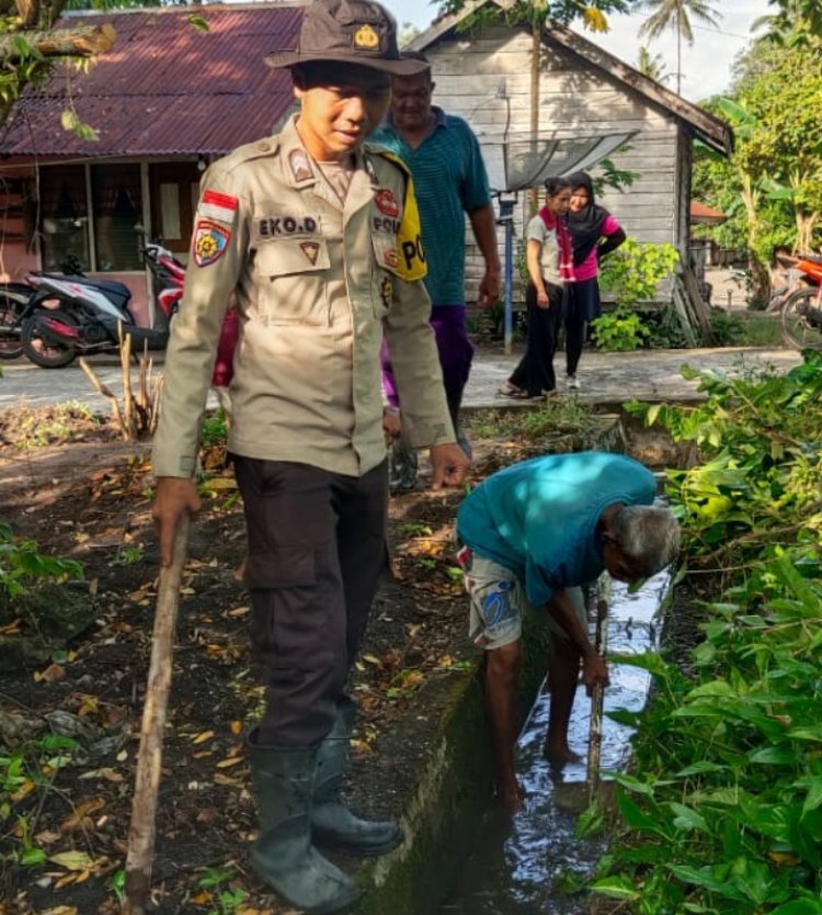 Briptu Eko Daryanto  Bersihkan Parit Tersumbat Cegah Banjir