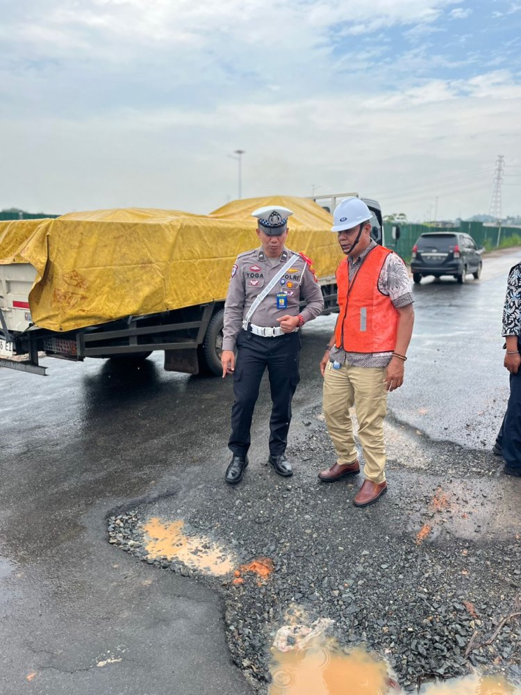 Polresta Barelang Tinjau Kerusakan Jalan di U-Turn Perum Buana Central Park