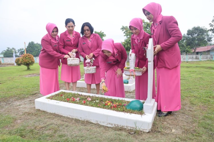 Upacara Tabur Bunga di Taman Makam Pahlawan, Bhayangkari Kepri Peringati HKGB ke-72