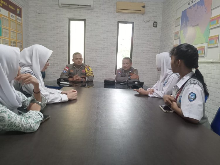 Siswi SMA Negeri 01 Batam Kunjungi Polsek Sekupang, Terima Motivasi dari Panit Binmas Polsek Sekupang