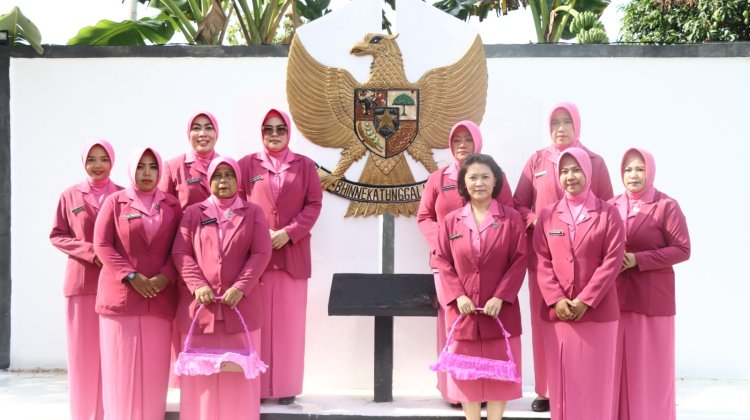 Jelang Peringatan HKGB ke-72 Bhayangkari Polres Lingga Tabur Bunga di Taman Makam Pahlawan Dabo Singkep