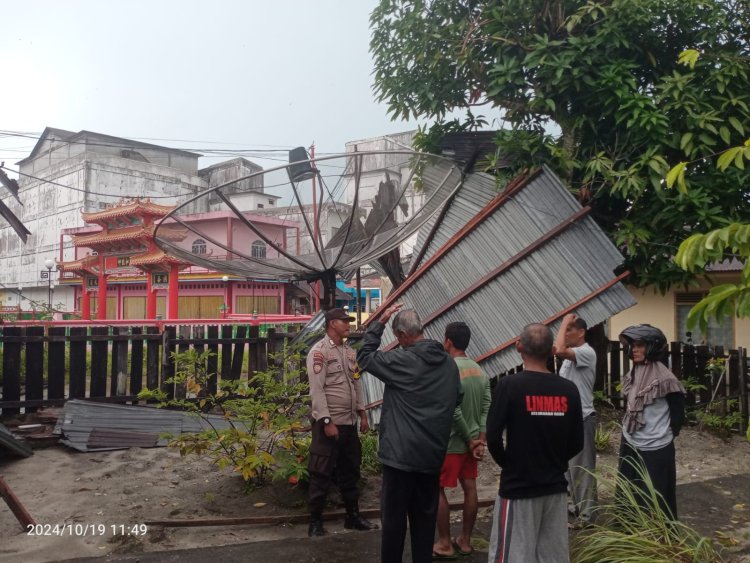 Bripka Hendri Sigap dan Tanggap Bantu Warga Terdampak Musibah Angin Kencang