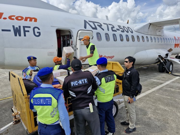 Personel Lanud Raden Sadjad Amankan Penerimaan Logistik Pilkada di Bandara Raden Sadjad Natuna