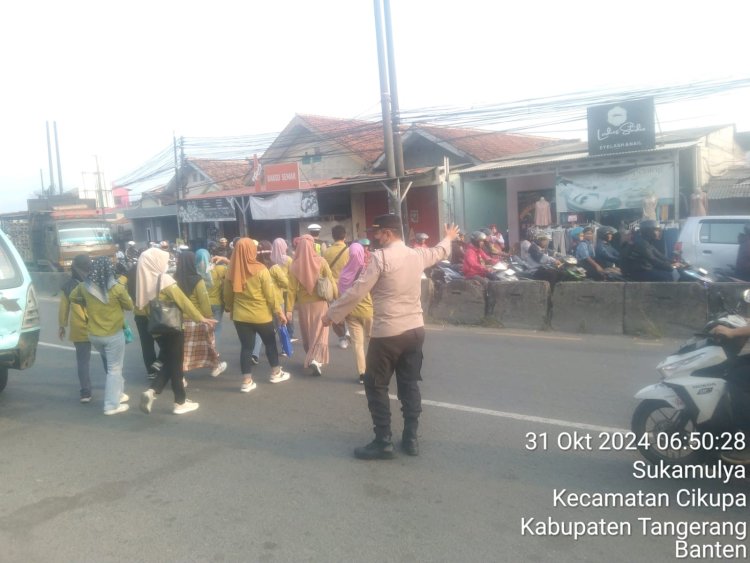 Anggota Polsek Cikupa Laksanakan Protap Gatur Lalin untuk Kenyamanan Pengguna Jalan