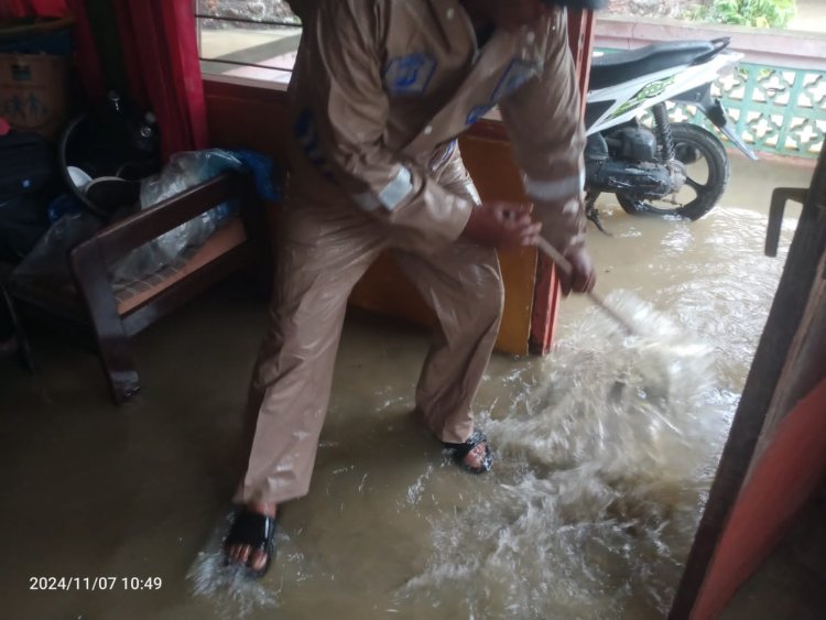 Bripka Hendry Tanggap Bencana Banjir  Bantu Evakuasi Warga