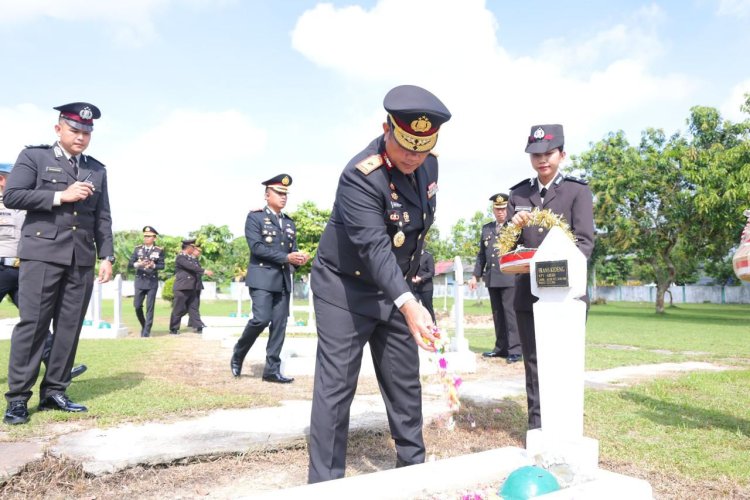 Wakapolda Kepri Brigjen Pol Asep Safrudin Pimpin Upacara Ziarah dan Tabur Bunga Peringati Hari Pahlawan