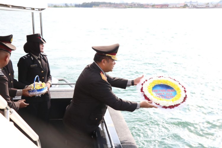 Brigjen Pol Asep Safrudin Pimpin Upacara Tabur Bunga di Laut Peringati Hari Pahlawan