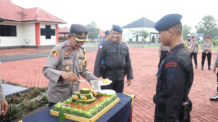 HUT ke-79 Korps Brimob Polri, Kompol Andi Sutrisno Rayakan Bersama Brimob BKO Polda Kepri dengan Tumpeng