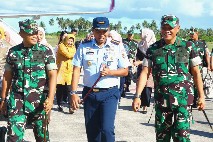 Danlanud dan Ketua PIA AG Cab. 17 D.I Lanud RSA Natuna Sambut Kunjungan Danrem 033/Wira Pratama di Natuna