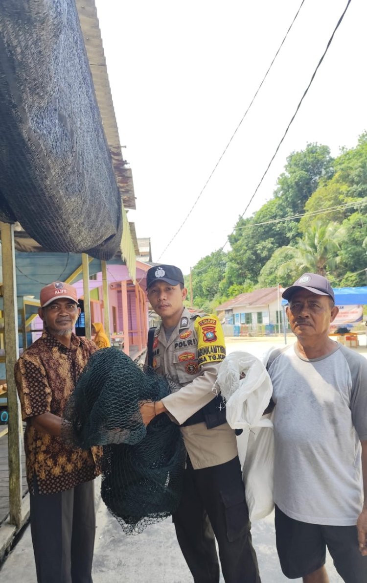 Briptu Yoan Afdinal Bersama Sekcam Tg.Kelit Bagikan Jaring Keramba dan Jaring Ikan Dukung Program Asta Cita