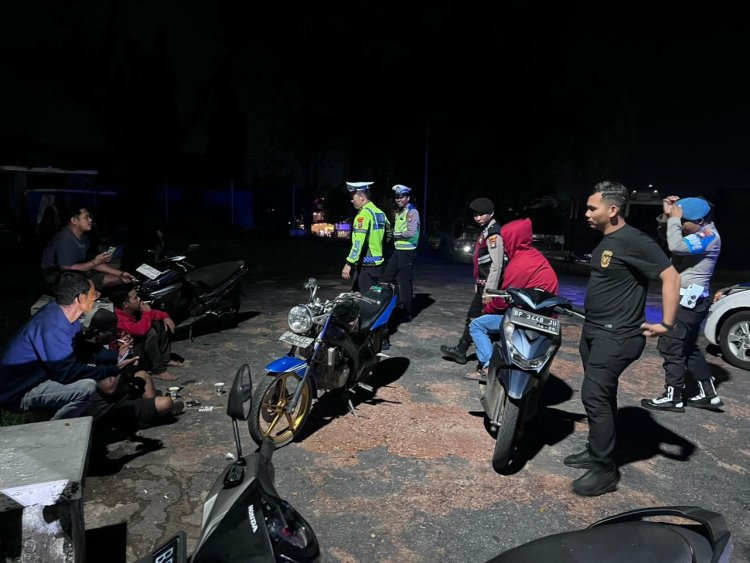 Kompol Andi Sutrisno, Pimpin Patroli Skala Besar Malam Hari Jelang Pilkada Damai 2024 Kabupaten Lingga