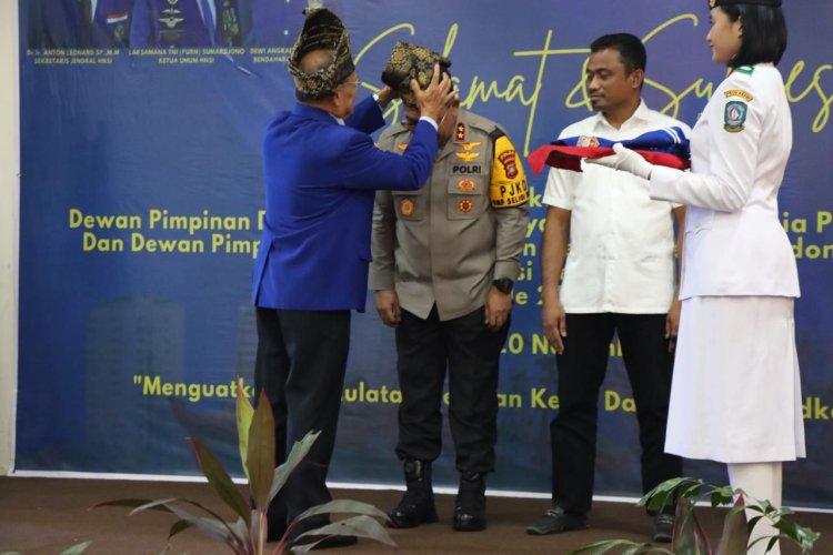 Kapolda Kepri Irjen Pol Yan Fitri Halimansyah Dianugerahi Gelar Kehormatan Bapak Nelayan Kepulauan Riau pada Pelantikan Pengurus HNSI Kepri 2024-2029