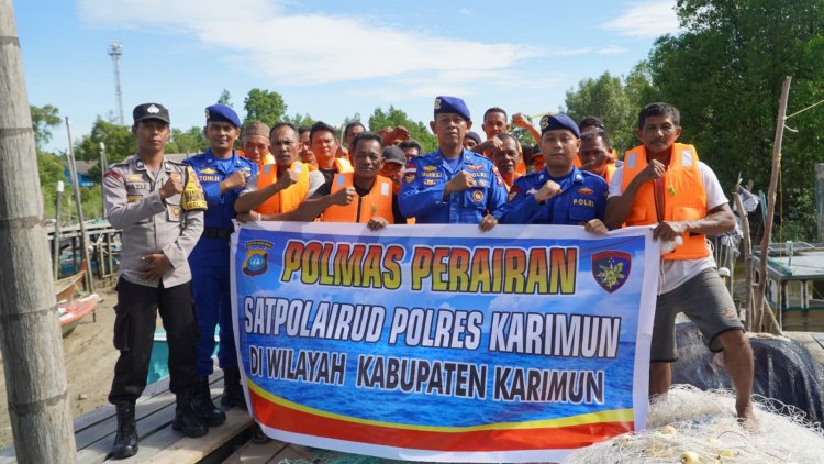 Peduli Keselamatan, Satpolairud Polres Karimun Bagikan Life Jacket kepada Nelayan Teluk Uma