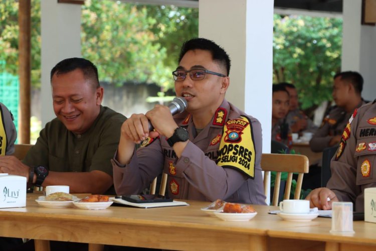 Kapolres Bintan Kembali Laksanakan Jumat Curhat dan Jumat Berkah Bersama Masyarakat Desa Malang Rapat