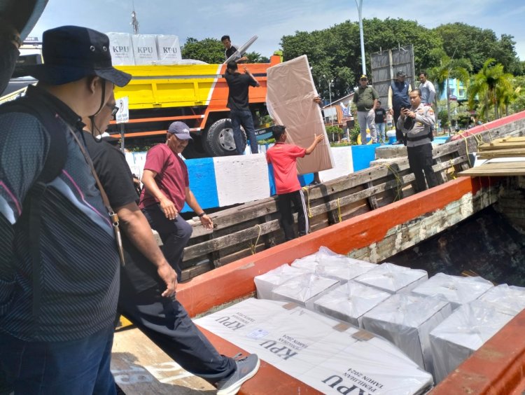 Ceremonial Dan Pelepasan Pendistribusian Logistik Pilkada 2024 Dari Gudang Logistik KPU Karimun Menuju PPK