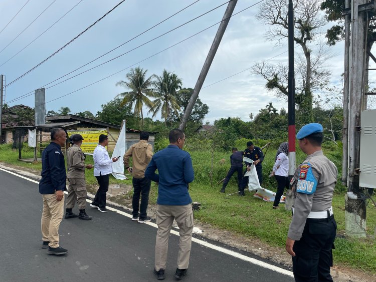 Polsek Daik Lingga Bersama KPU, Satpol PP dan Panwascam Tertibkan Alat Peraga Kampanye (APK)