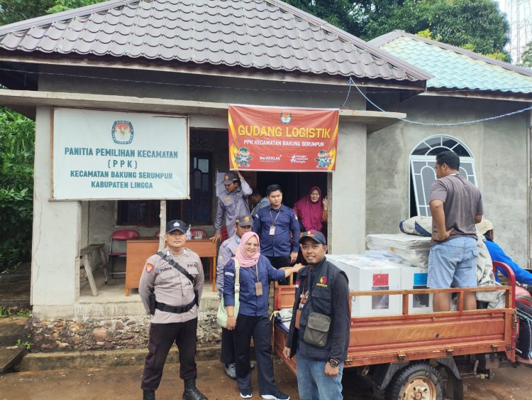 Personel Polres Lingga Laksanakan Pengamanan Dan Pengawalan Pendistribusian Logistik Pilkada 2024