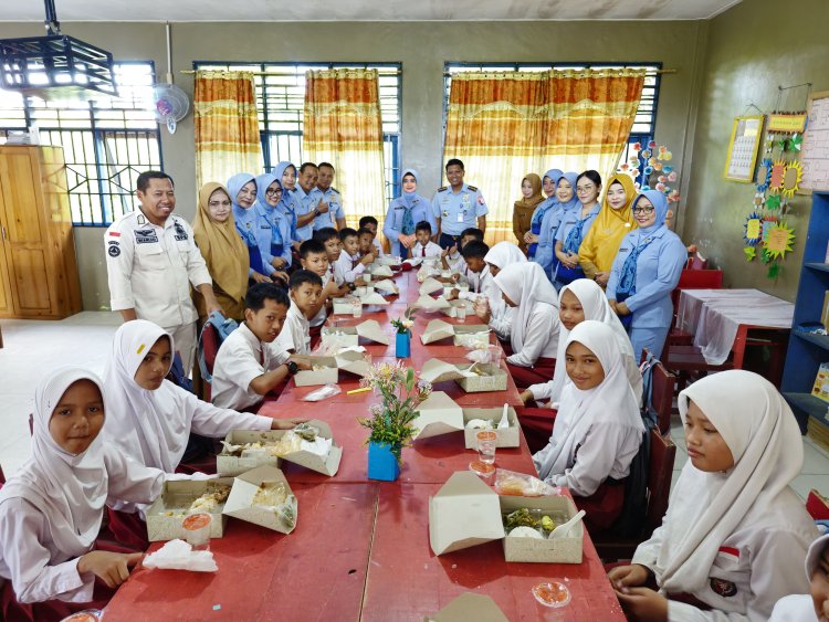 Lanud Raden Sadjad Beri Asupan Gizi Gratis untuk 200 Anak TK dan SD di Natuna