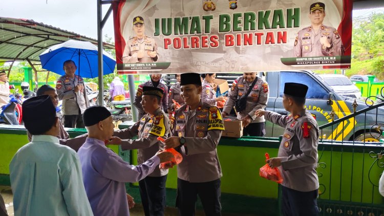 Polres Bintan Bagikan Jumat berkah di Masjid Al Hikmah